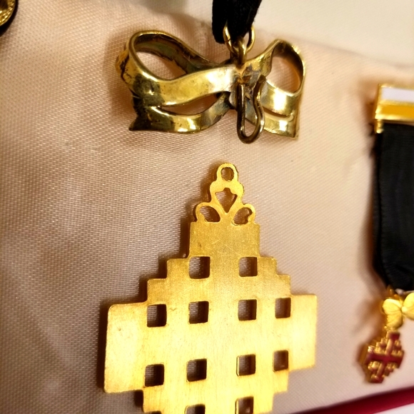 Lady of the Equestrian Order of the Holy Sepulchre of Jerusalem (LHS) medals set - Picture 8 of 16